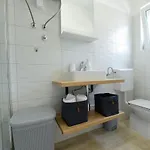 U Atraktivnoj Kuci U Nizu S Garazom Feriehus