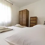 U Atraktivnoj Kuci U Nizu S Garazom