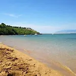 U Atraktivnoj Kuci U Nizu S Garazom Ljubač