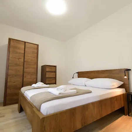Tatil Evi U Atraktivnoj Kuci U Nizu S Garazom *