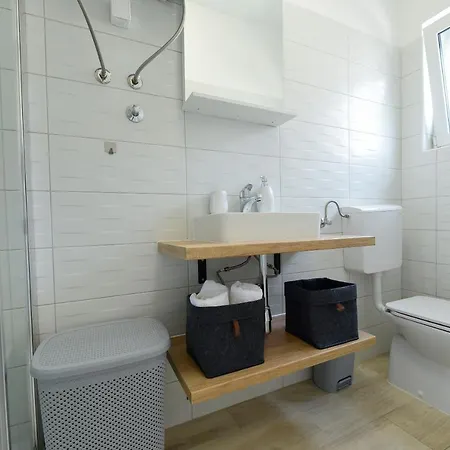 U Atraktivnoj Kuci U Nizu S Garazom Tatil Evi