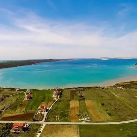 U Atraktivnoj Kuci U Nizu S Garazom